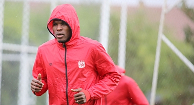 Sivasspor, sağanak altında çalıştı