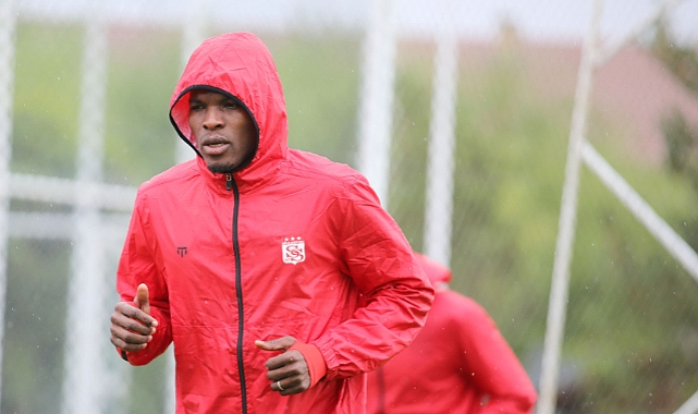 Sivasspor, sağanak altında çalıştı