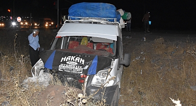 Siverek'te işçileri taşıyan minibüs ile otomobil çarpıştı! 16 yaralı