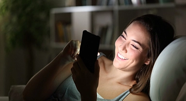 Telefon ve bilgisayardan yansıyan ışıkda güneş kadar zararlı