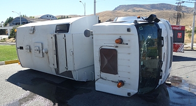 Temizlik aracı ile otomobil çarpıştı: 4 yaralı