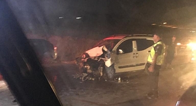 Ticari araç ile otomobil kafa kafaya çarpıştı: 8 yaralı