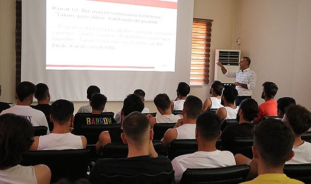 Urfaspor'da futbolculara kural değişiklikleri anlatıldı