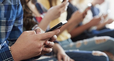 Uzun süre cep telefonu kullanımı boyun düzleşmesine sebep