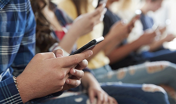 Uzun süre cep telefonu kullanımı boyun düzleşmesine sebep