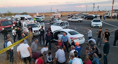 3 otomobil çarpıştı: 1 ölü, 10 yaralı