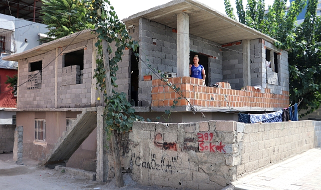 Abisine güvendi evi başına yıkıldı