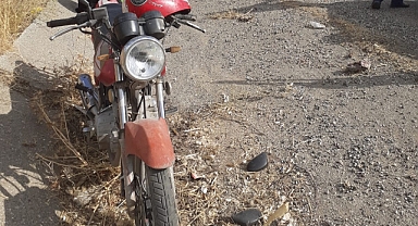 Devrilen motosikletteki yolcu yaralandı