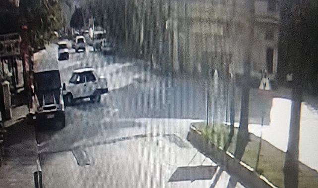 Dönüş yapamayan otomobil motosiklete çarptı