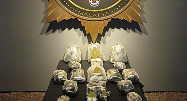 Emanet koliden esrar çıktı