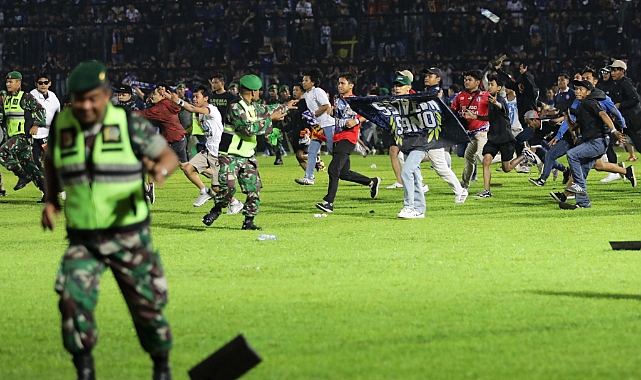 Endonezya'da futbol maçında izdiham: 174 ölü, 180 yaralı