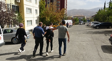 Evinde rehin tutuğu kişiyi polis ekipleri kurtardı