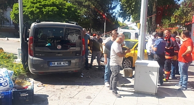 Hafif ticari araç otomobille çarpıştı: 6 yaralı