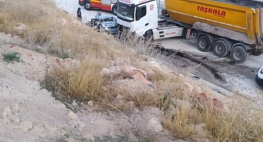 Hafriyat yüklü kamyon otomobile çarptı: 3 ölü