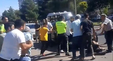 Hem otomobile çarptı hem de meydan dayağı yedi