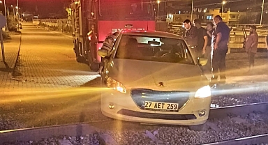Hemzemin geçidi kullanan otomobil raylara takıldı