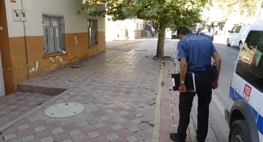 Husumetlisini sırtından bıçakladı