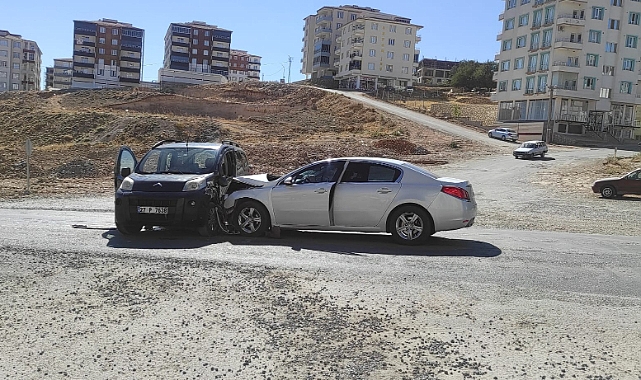 İki araç çarpıştı : 2 yaralı