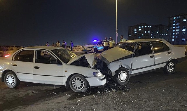 İki otomobil çarpıştı:10 kişi yaralı