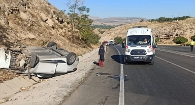 İki otomobil çarpıştı 3 kişi yaralandı