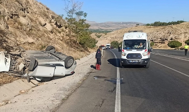 İki otomobil çarpıştı 3 kişi yaralandı