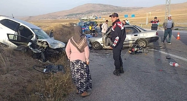 İki otomobil kafa kafaya çarpıştı: 5 ölü, 2 ağır yaralı