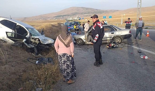 İki otomobil kafa kafaya çarpıştı: 5 ölü, 2 ağır yaralı