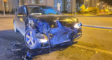 İki otomobil kavşakta çarpıştı: 2 yaralı