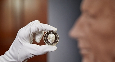 İngiltere'de Kral 3. Charles'ın portresinde para üretimi başladı