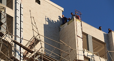 İnşaat iskelesi çöktü işçiler iple hayata tutundu