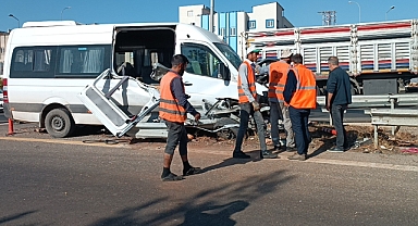 İşçi servisi bariyerlere saplandı: 1 ölü, 5 yaralı