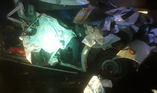 İşçileri taşıyan minibüs tıra çarptı:1 ölü 5 yaralı