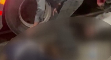 Lastik değiştiren tır sürücülerine otomobil çarptı: 4 yaralı