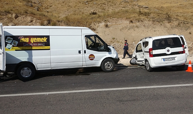 Minibüs ile hafif ticari araç çarpıştı: 2 yaralı
