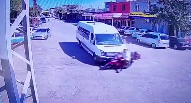 Minibüsün motosikletliye çarptığı an kamerada