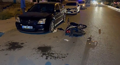 Motosiklet park halindeki otomobile çarptı: 2 yaralı