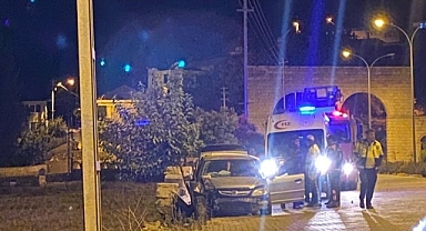 Otomobil istinat duvarına çarptı: 2 yaralı