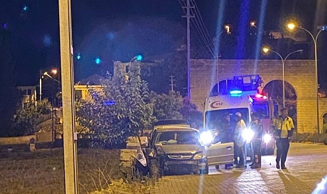 Otomobil istinat duvarına çarptı: 2 yaralı