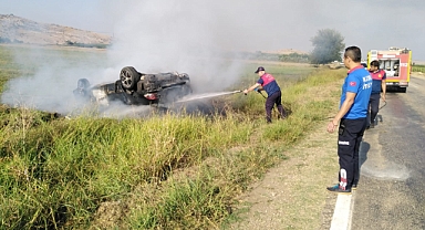 Otomobil takla atarak alev topuna döndü