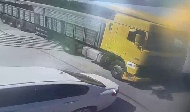 Park ettiği tırın altında kalan sürücü öldü