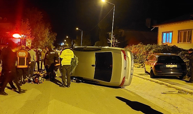 Park halinde araca çarpan otomobil yan yattı: 4 yaralı