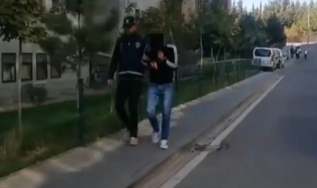 Park halindeki araçtan hırsızlık yapan 2 şahıs tutuklandı