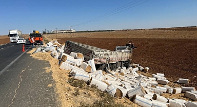 Şanlıurfa'da saman yüklü tır devrildi: 1 yaralı