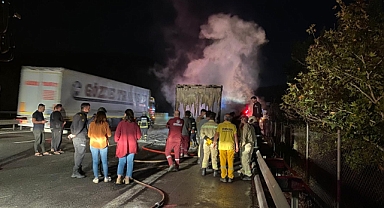 Seyir halinde ilerleyen tır alev aldı
