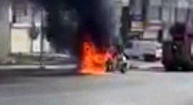 Seyir halindeki otomobil alev aldı