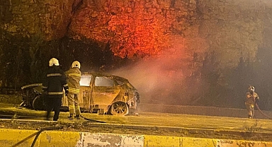 Seyir halindeki otomobil alev alev yandı