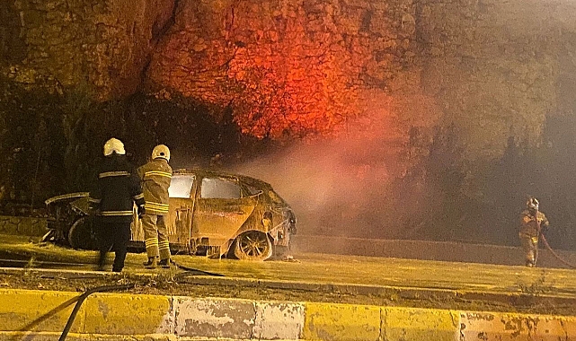 Seyir halindeki otomobil alev alev yandı