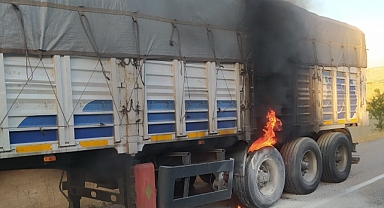 Seyir halindeki tırın patlayan tekeri alev aldı