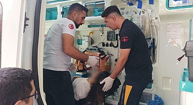 Sinir krizi geçiren kadın kafasını duvarlara vurdu