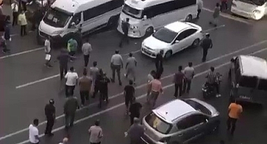 Sokak ortasında yaşanan bıçaklı kavga kameraya yansıdı